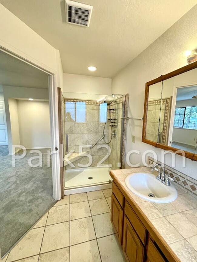 Building Photo - 1/2 Off First Full Month! 4 Bedroom Single...