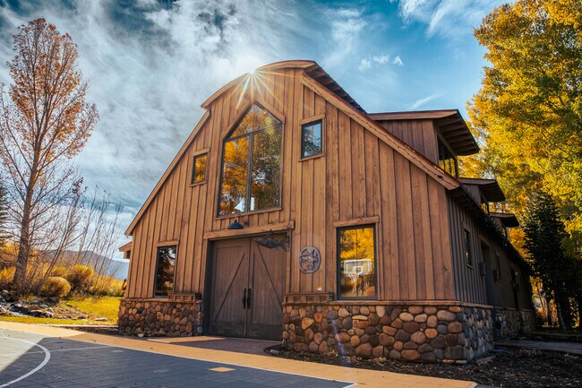 Building Photo - 1900-1902 Snowmass Creek Rd