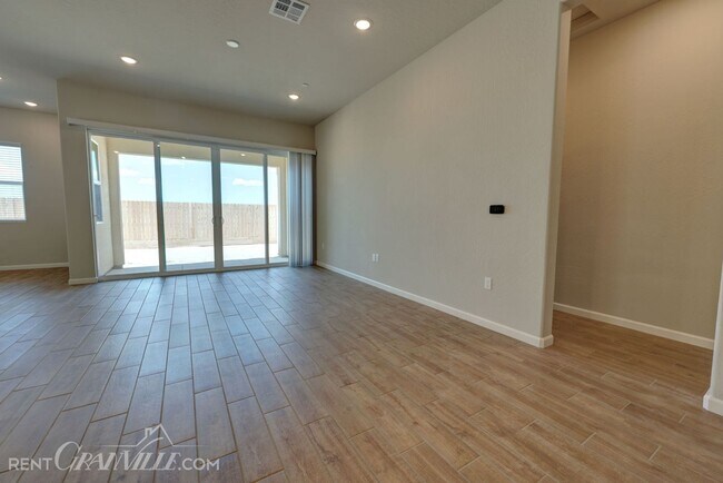 Building Photo - 325 Clovis Ave