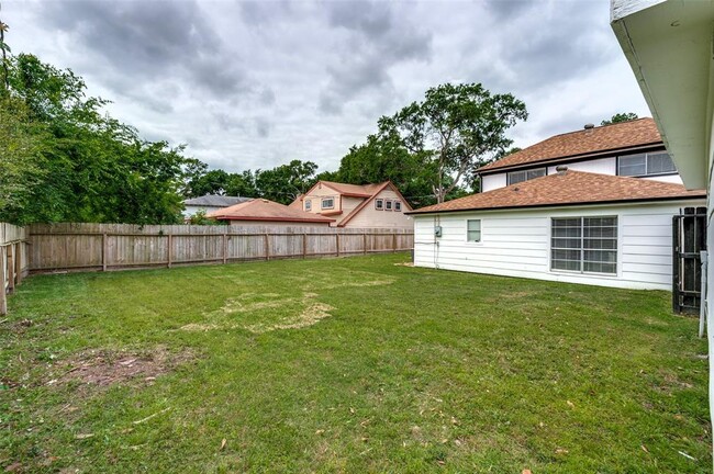 Building Photo - 12806 Shady Knoll Ln