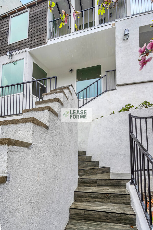 Building Photo - 9848 Portola Dr