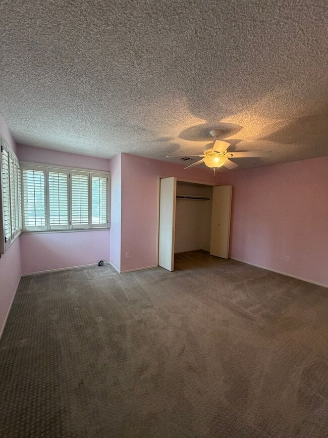 Building Photo - 2323 Easthills Dr