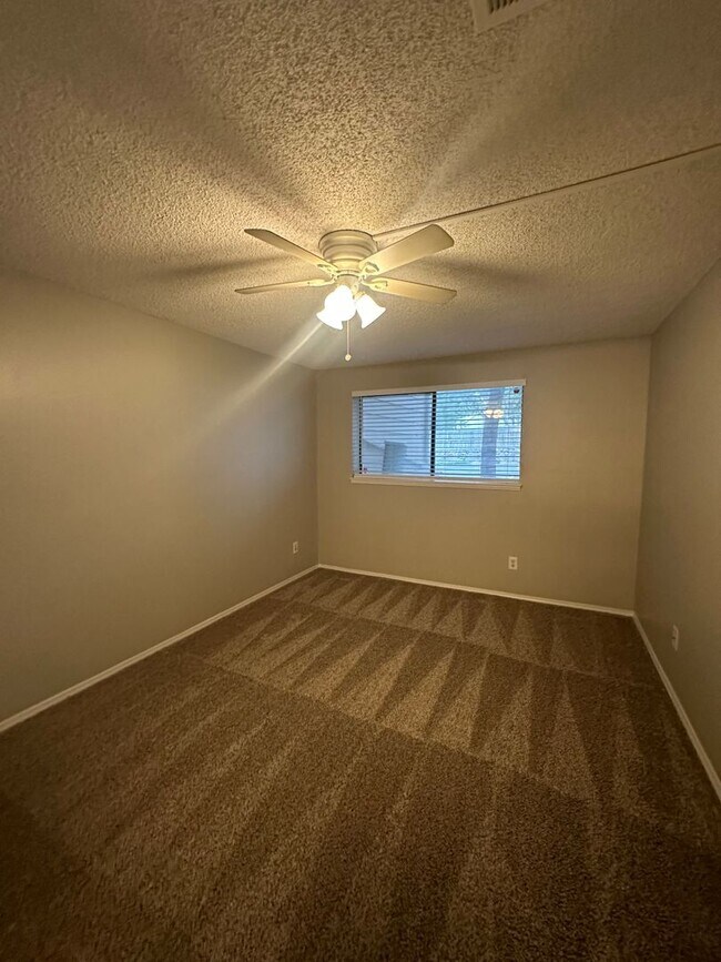 Building Photo - Spacious 2bed/2bath Apartment in unit W/D!