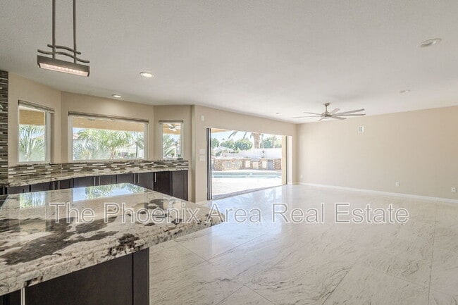 Building Photo - 3761 S Hawthorn Dr