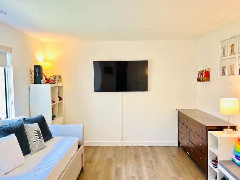 Bedroom - 3200 Madison Ave