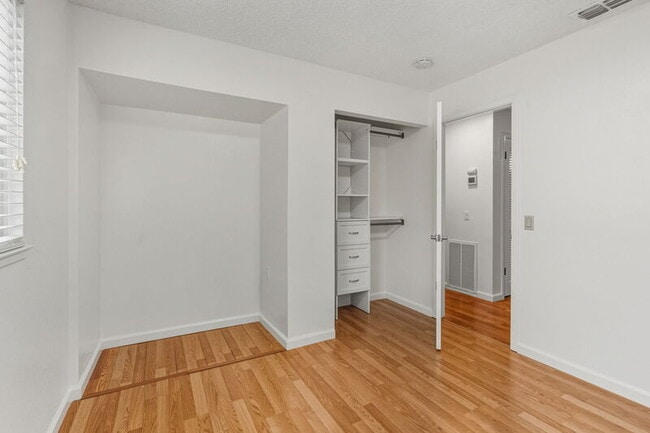 Building Photo - 10028 Biscanewoods Way