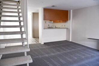 Building Photo - 733 S Fondren St