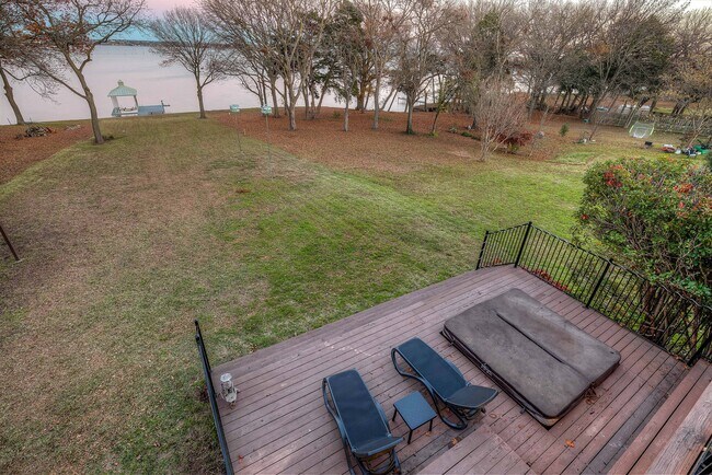 Building Photo - 8402 Columbia Dr