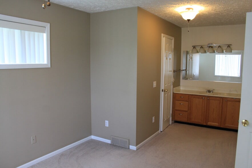 Master Bedroom - 15920 Short St