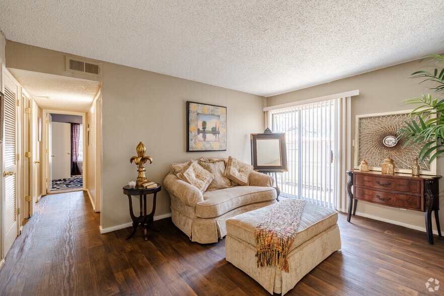 2BR, 2BA - 950SF - Family Room - Water's Edge