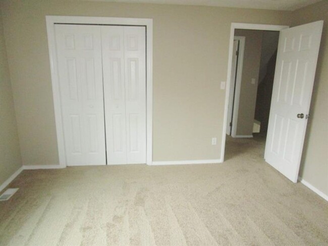 Building Photo - Spacious 3-Bedroom 1.5 bath Home with Fenc...