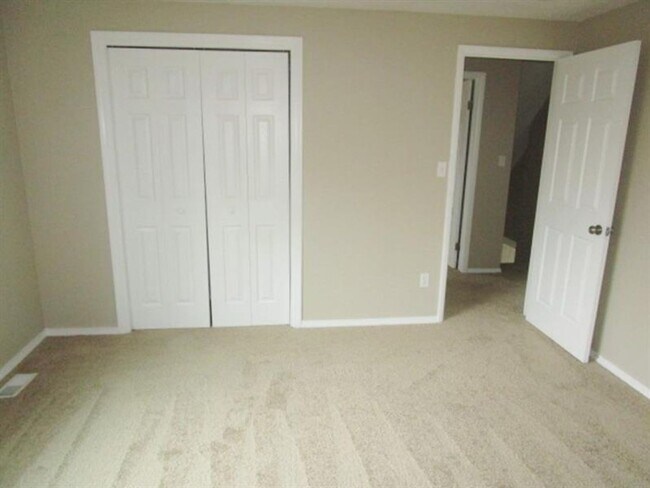 Building Photo - Spacious 3-Bedroom 1.5 bath Home with Fenced Yard & Garage – Ready for You!