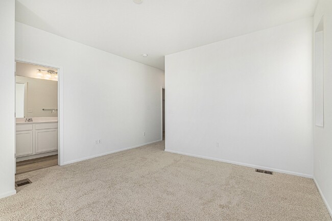 Building Photo - Contemporary 3-Bedroom Duplex in Aurora’s ...