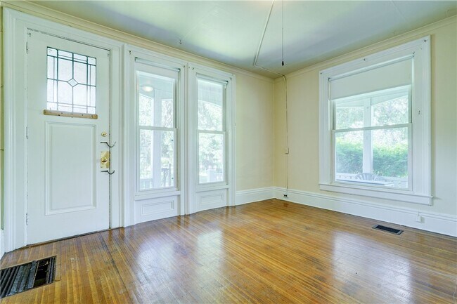 Building Photo - 14 Vick Park A