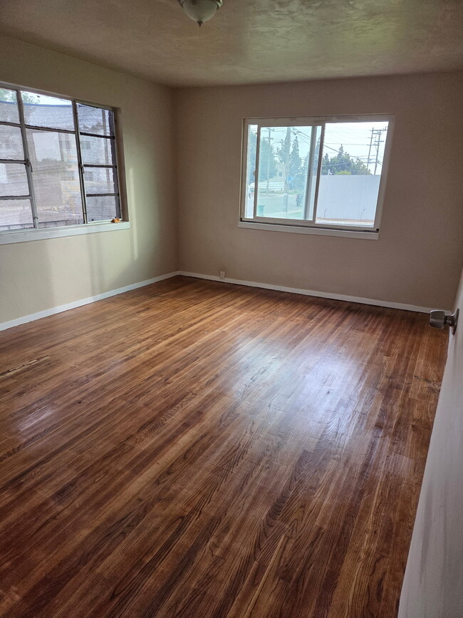 Building Photo - 904 33rd St