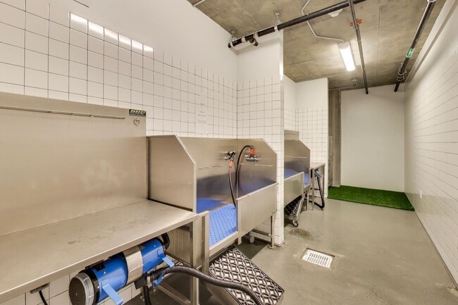 Building Photo - Urban Luxury at SoMa Serif Condos 2BR/2BA | In-Unit Laundry & 24-Hour Security