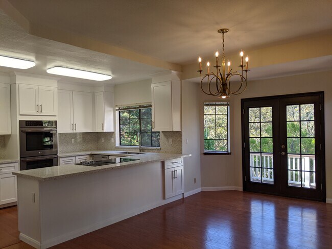 Building Photo - 28050 Horseshoe Ct