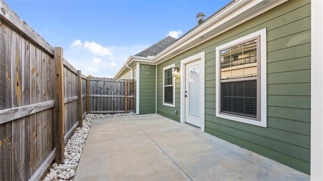 Building Photo - 1023 NE Hts Ln