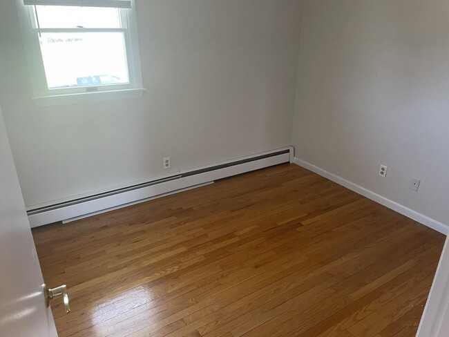 Building Photo - 5 Pine Crest Dr