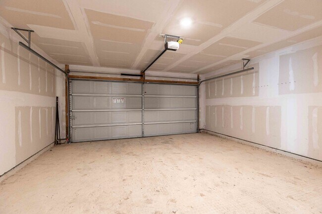 Building Photo - 6562 Runaway Row