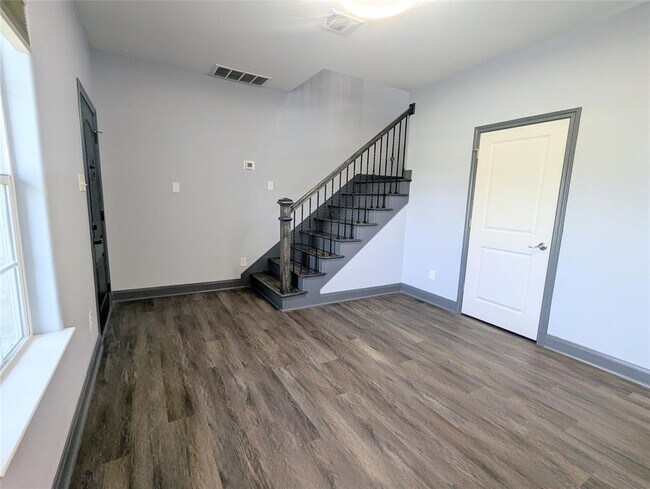 Building Photo - 1028 Francis Dr