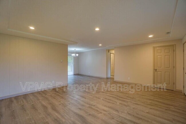 Building Photo - 5404 NE 45th St