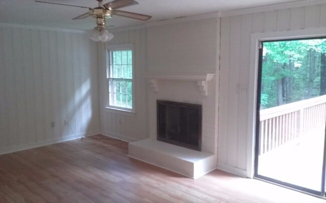 Building Photo - 3 Bedroom 2 bath Brick Ranch on 7.9 Acres ...