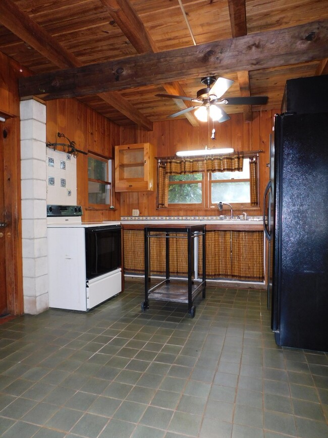 Building Photo - Gorgeous Rustic Home in Alachua!