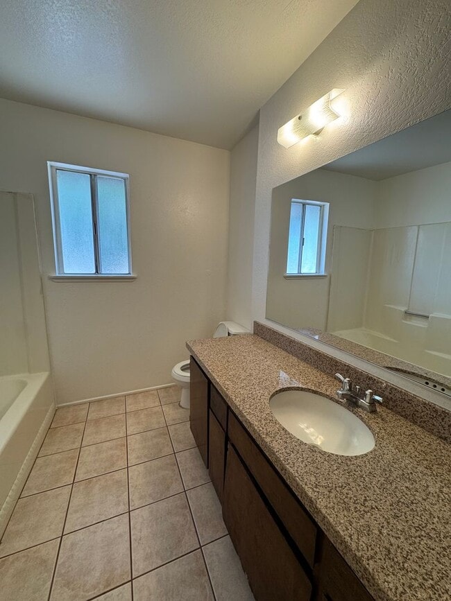 Building Photo - Victorville Home