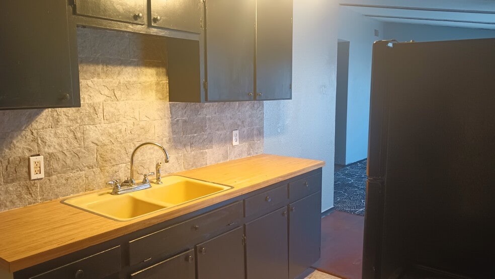 Kitchen. - 216 Southside Dr