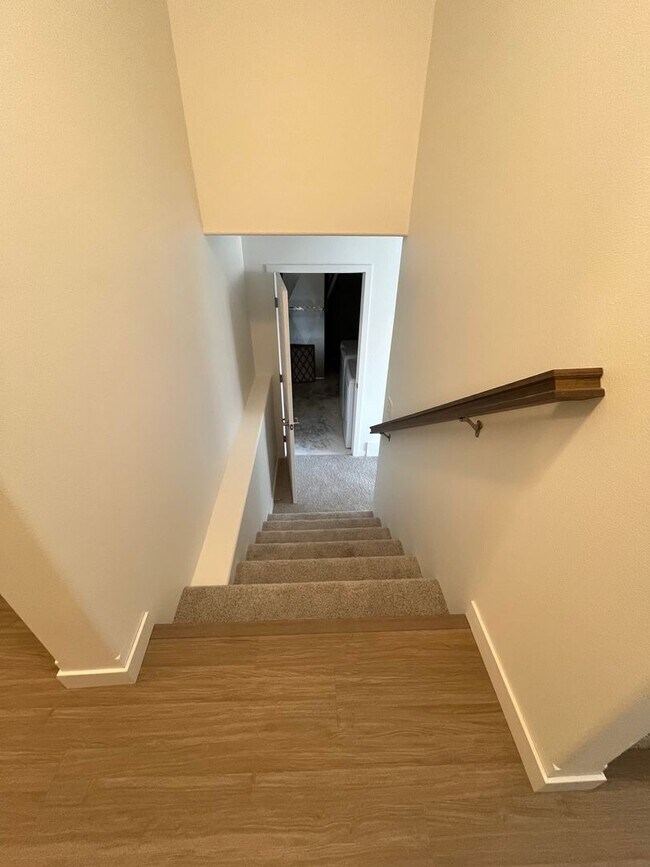 Building Photo - 3 Bed 3 Bath TownHome