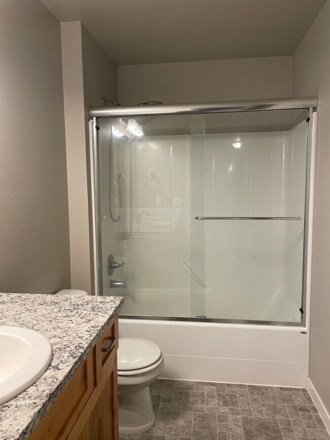 Building Photo - Goregous 3 Bedroom Home Ready for Hot Summ...