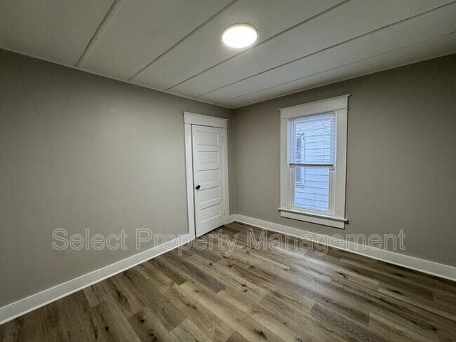 Building Photo - 930 3rd St