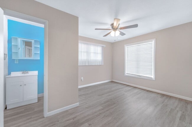 Building Photo - Luxury Home in Downtown Las Vegas!
