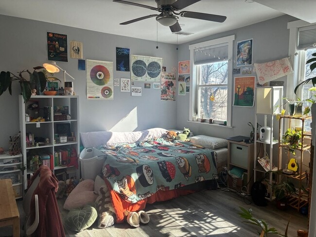 Building Photo - 4 BED 3.5 BATH RENOVATED HOUSE WITH AC LAUNDRY OUTDOOR SPACE!