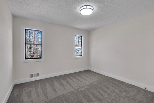 Building Photo - 2645 Shadow Woods Cir NE