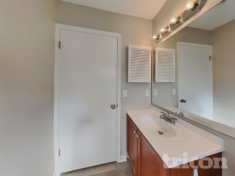 Building Photo - 7412 Amandas Crossing Dr N