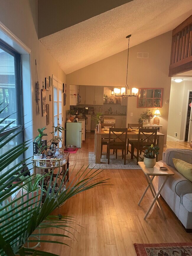 Building Photo - 1543 Hillhaven Dr