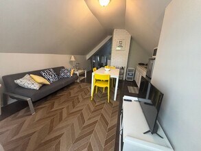 Building Photo - Buckingham11710