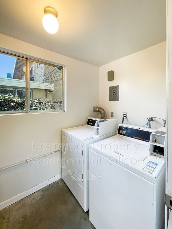 Building Photo - 923 Ravenscourt Ave