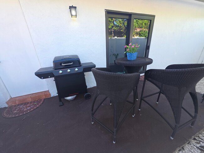 Building Photo - 320 Sterling Ave