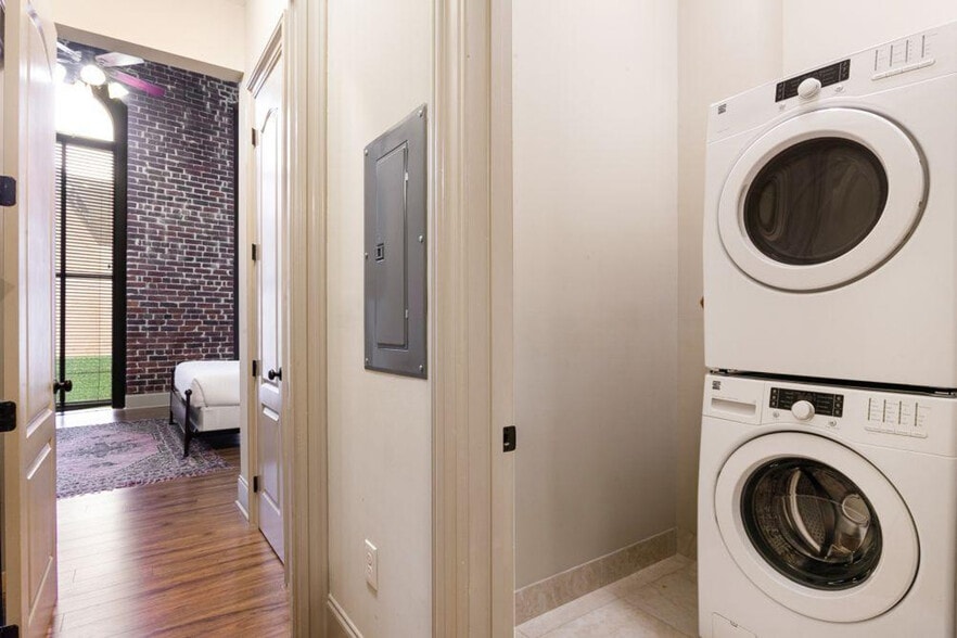 Building Photo - 30 Baronne St