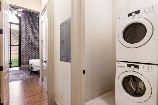 Building Photo - 30 Baronne St