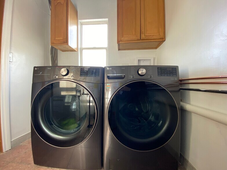 Laundry Room - 2323 W Fullerton Ave