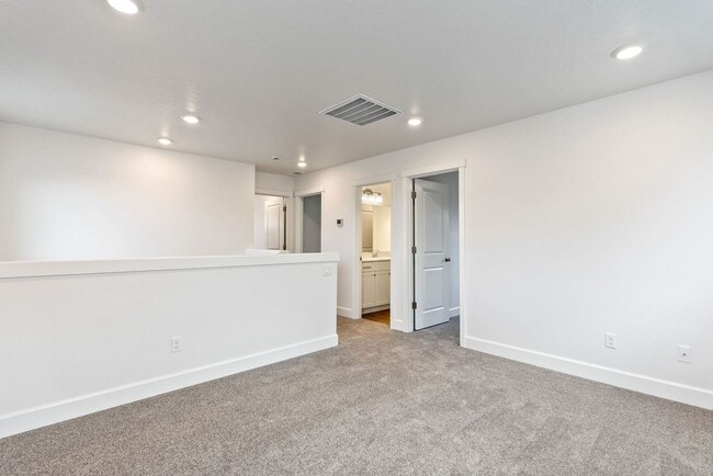 Building Photo - 4 bedroom home in desirable neighborhood