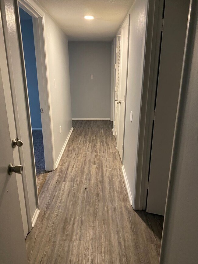 Building Photo - Lugo Riverhill