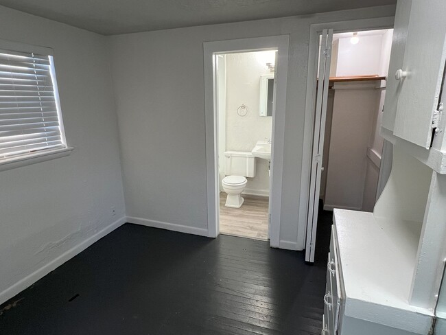 Building Photo - (1) Bed/(1) Bath Carriage House Close to C...