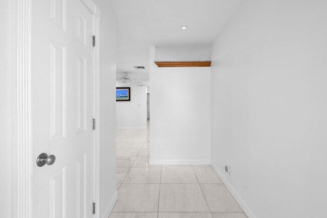 Building Photo - 244 Greymon Dr