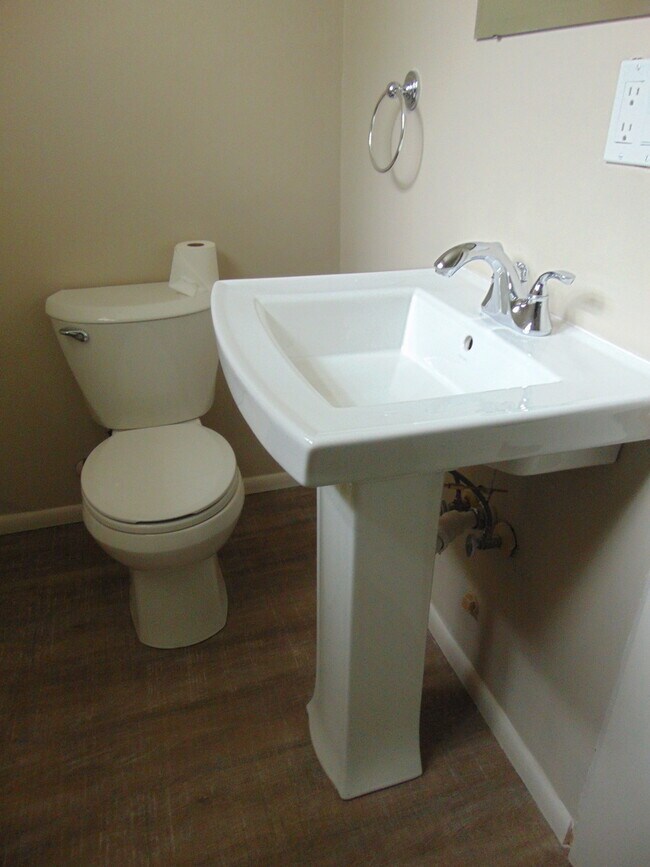 Building Photo - 3 Bedroom/1.75 Bath Bellevue Remodeled Ram...