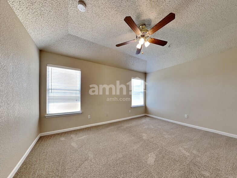 Building Photo - 955 Aaron Dr